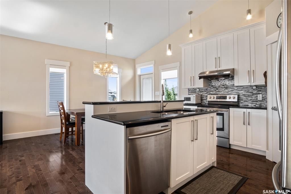 Evergreen小区核心安静路段 近1373尺5房3卫错层独立屋出售，步行至两所小学。高档装修，房屋年代新保养佳。超大多窗户，大尺寸房间，实木地板，厨房大理石台面，挑高层高，半地下室两房一厅一卫，大窗户，大活动室，好采光。挂牌价格：$539000。有意请联系Gary Gai - 4