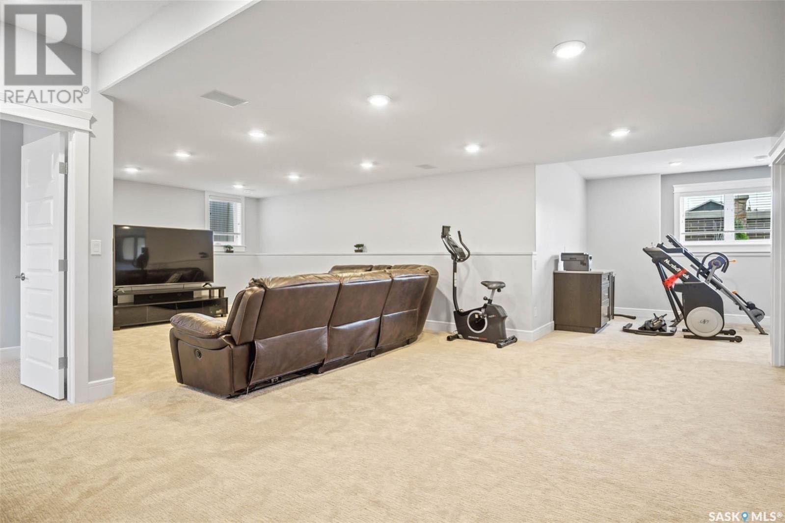 EVERGREEN小区2015年1452尺5房3卫双层独立屋出售。房屋位置佳，步行可达两所学校和公园，周围生活设施齐全。外墙采用石材装修，一楼实木和瓷砖地板。客厅装有特色砖造型墙壁炉。厨房装有地暖，花岗岩台面，全部不锈钢设备，多橱柜，储物空间足。一楼共三间全尺寸卧室。主卧外洗手间 - 9