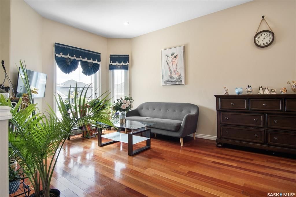 Stonebridge小区4房3卫错层独立屋出售。步行百米两所小学，购物，公园等一切设施。North Ridge建商，9尺层高，实木地板，升级封闭厨房（额外加多橱柜及台面，不锈钢家电）。多窗户采光好。主卧带独立洗手间和步入式衣柜。地下室9尺层高，超大窗户，明亮如地面，合成板地板， - 10