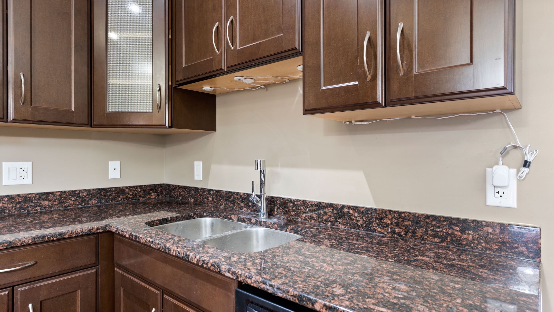 Willowgrove小区2012年建1315尺2房3卫联排别墅出售。房屋年代新，步行百米至两所小学和公园，近百年高中，近购物中心。一楼朝阳自然光充足，客厅宽敞明亮。9英尺挑高，高级复合板地板，全花岗岩台面，枫木橱柜，不锈钢厨房设备。二楼2个超大卧室均带独立洗手间和步入式衣柜。地 - 19