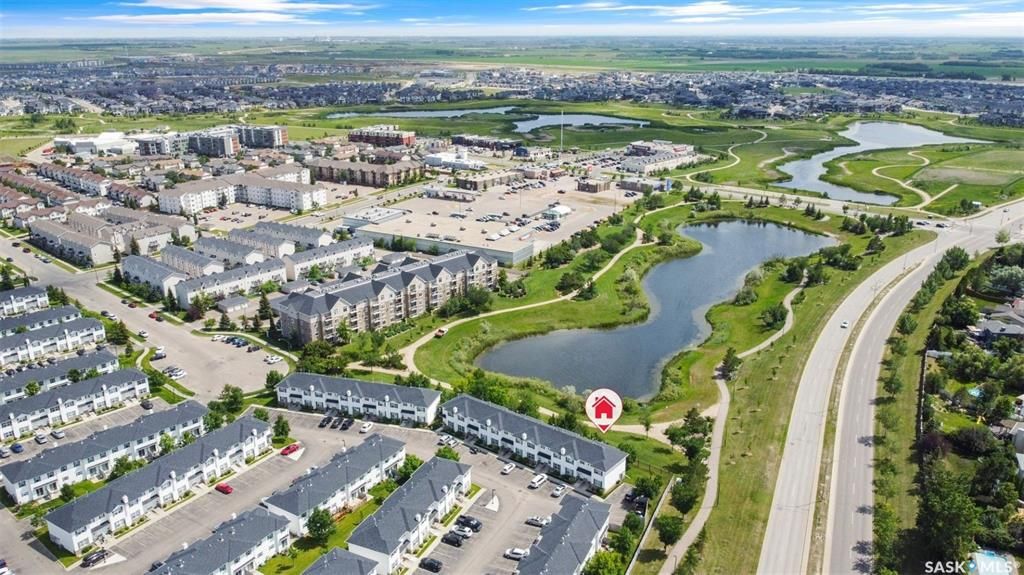 Lakewood小区2003年建3室2卫湖景联排，后院紧邻小湖公园绿地，好风景，好采光。房屋保养好，带双车位，新装中央空调，新换洗衣机，洗碗机，微波炉抽油烟机。客厅实木地板。可以步行至附近商业购物方便，近小学。状况好，保养如新，开价$239000。 有意请联系地产经纪Gary G - 7