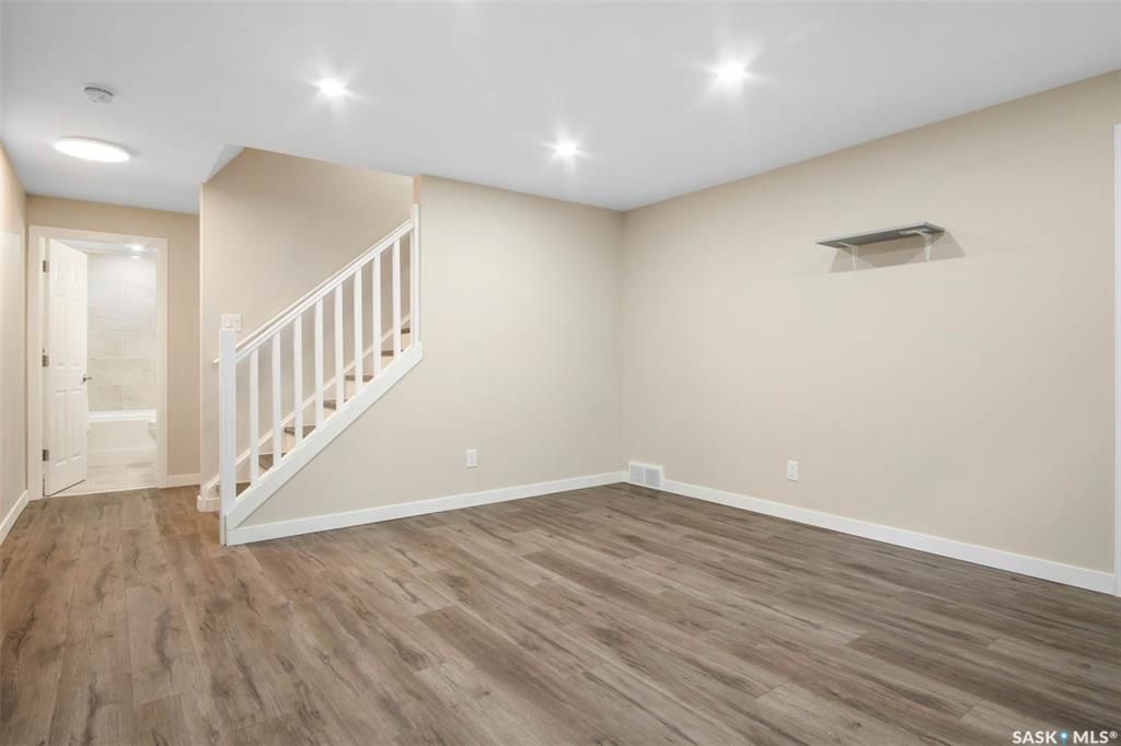 Stonebridge小区步行300米至小学，购物，4房4卫完全装修独立屋出售。2013年建造，安静私密路段，不靠主马路，近社区大公园。 1楼大客厅大窗户好采光，白色现代橱柜，不锈钢家电，充足操作台及收纳空间，2 楼3个大卧室，主卧带独立洗手间步入式衣柜。地下室完全装修有1大家庭 - 16