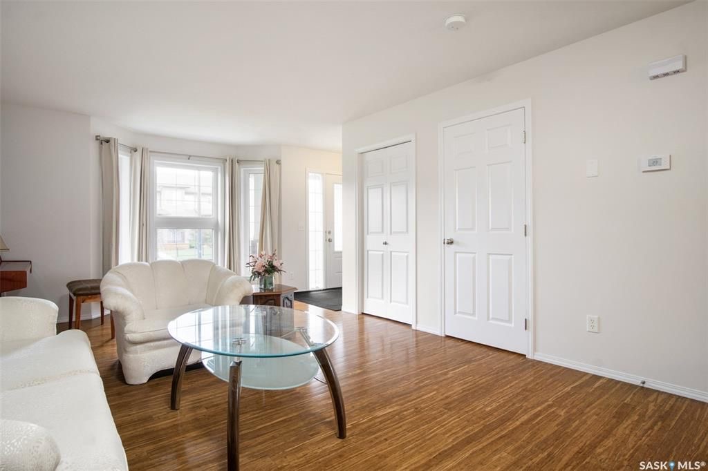 Willowgrove小学边3房4卫联排出售。步行至百年高中，公园超市购物，封闭小区1330尺，2007年建，保养如新。一楼大厅实木地板，枫木橱柜大厨房，2 楼两个大卧室各自带独立洗手间，地下室装修一房一厅一卫。另有一车库一车位。挂牌价格 $329900。详情联系Royal Le - 10