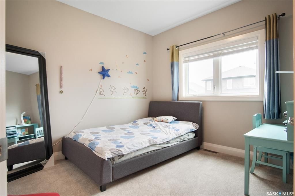 Evergreen 小区5房3卫错层独立屋出售，位于小区最优路段，安静宽敞私密，近小学，高中，公园，购物。高档装修，开放式设计，挑高尖顶，实木地板，飘窗，升级枫木厨房带不锈钢家电和角柜，全大理石台面及厨房背景砖，主卧带步入衣柜高档明卫干湿分离双洗手台洗手间，半地下室大窗户明亮如地 - 20