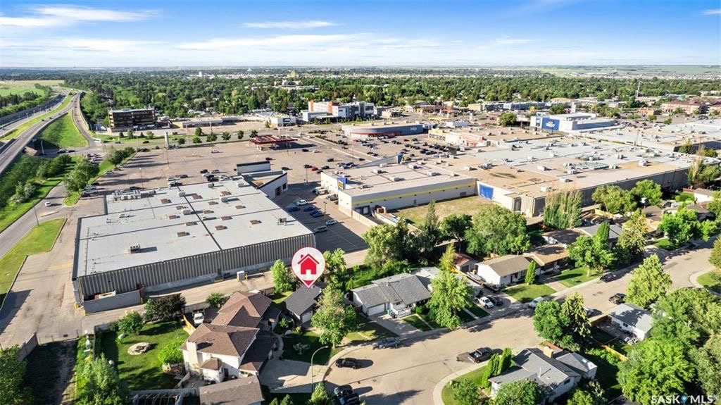 Wildwood小区错层结构3房2卫独立屋出售。位置优越，步行至Central Mall ，8街购物，学校，公园。全新刷漆，更新枫木厨房，更新窗户，屋顶瓦片，洗手间翻新。私密成熟大后院，连房子单车库外加双车道停车。房屋格局采光好。挂牌价格：$379000。详情请联系地产经纪Gar - 5