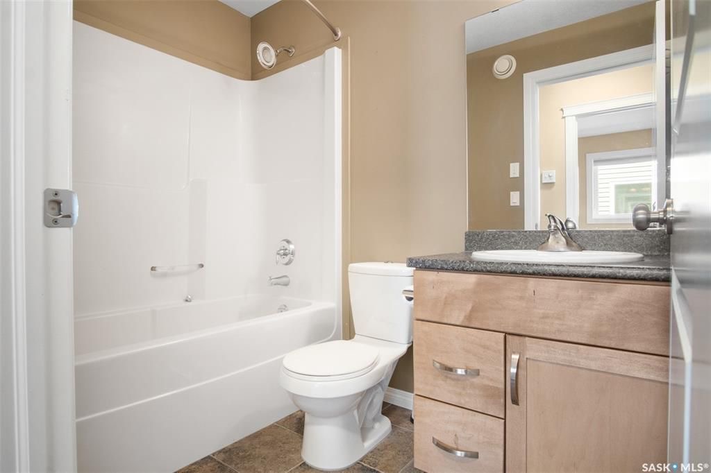 Willowgrove小区5房3卫错层独立屋出售，背靠农地美景，私密无遮挡视野。开放式设计，挑高尖顶，实木地板，枫木厨房带不锈钢家电和角柜，主卧带步入衣柜独立洗手间，半地下室多大窗户9尺层高，2房1超大活动厅外加豪华独立洗手间。双车库带保温，大后院大露台。房屋采光好，保养佳。挂牌 - 21