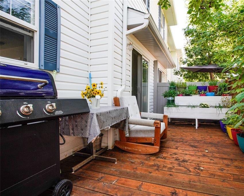 Lakewood 小区3房联排出售。安静边户，带独立露台，带2停车位，地下室完全装好。保养好。2003年建，1116 尺。升级更新家电，合成木地板。近附近购物和公园。校车直达2所小学。挂牌价格：$229900。详情请联系 Royal LePage地产经纪Gary Gai 盖王睿 - 5