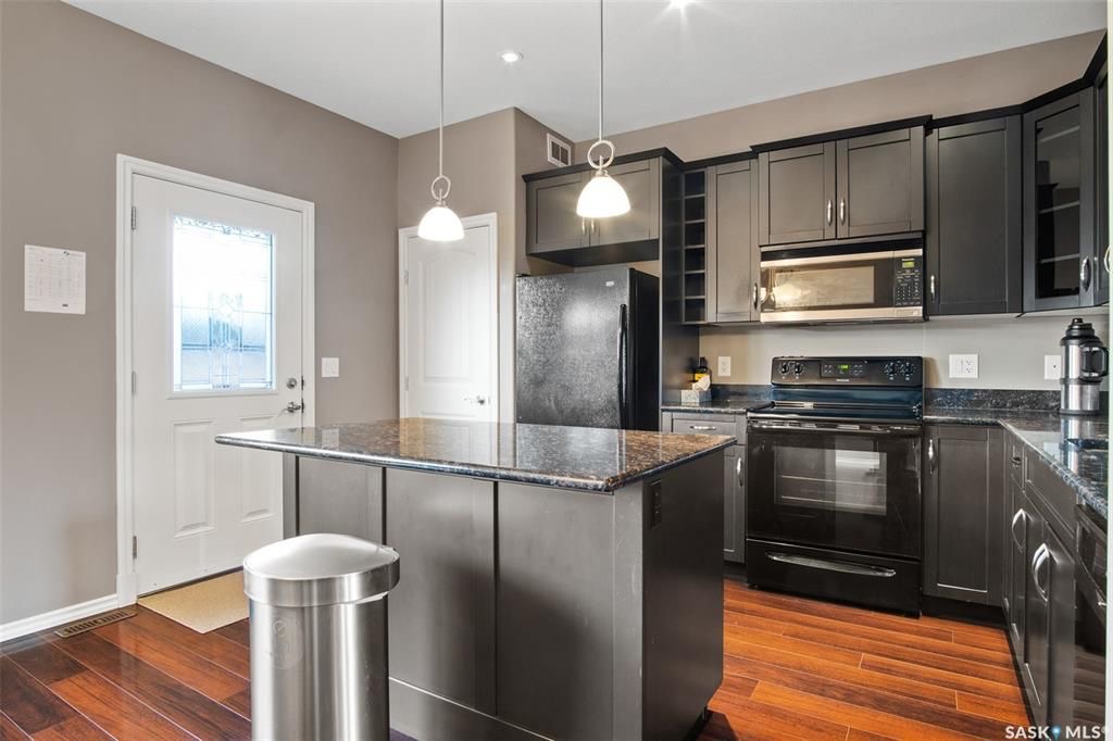 Willowgrove小区2011年建3房3卫联排别墅出售。房屋年代新，保养如新。步行百米公园，及周围两所小学。近百年高中，st joseph 高中，近购物中心，交通便利。一层9英尺层高，采光好，高级复合板地板，全花岗岩台面，不锈钢厨房设备齐全，以及非常充足的储存空间。二楼三个全 - 8