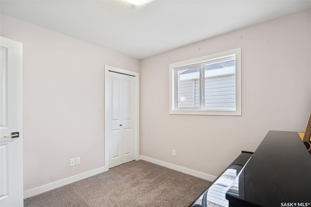 位于Stonebridge 小区紧靠公园绿地，近小学，购物设施，2015年建1249尺Bi Level错层独立屋5房3卫含2室一厅合法出租地下室，出售。 保养如新，大窗户采光好，高档装修，地下室有额外活动空间用于房主使用，外加地下室两房合法出租套间（独立出入，独立电表，独立厨房洗 - 20