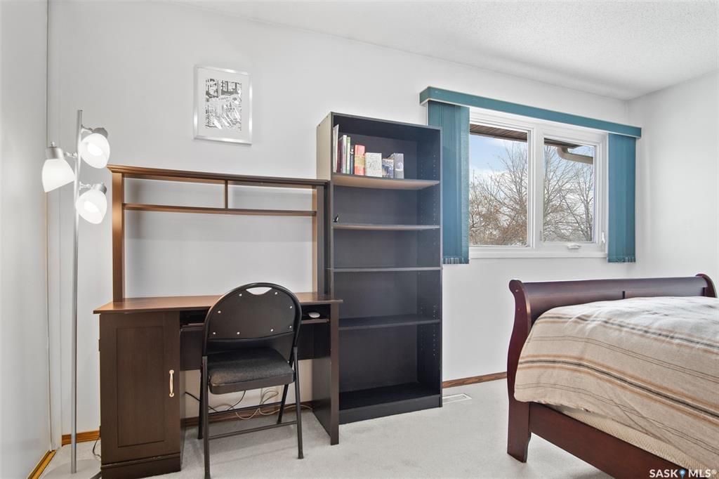 Wildwood小区近8街交通便利，3房2卫带独立小院联排屋出售。后院朝南好彩光，两个停车位，实木地板，升级橱柜，二楼3个大卧室，地下室装修有一活动厅一书房，升级有高效锅炉热水器，窗户，瓦片，烘干机，中央空调。房屋保养极佳！挂牌价格 $238800。详情联系地产经纪Gary Ga - 7