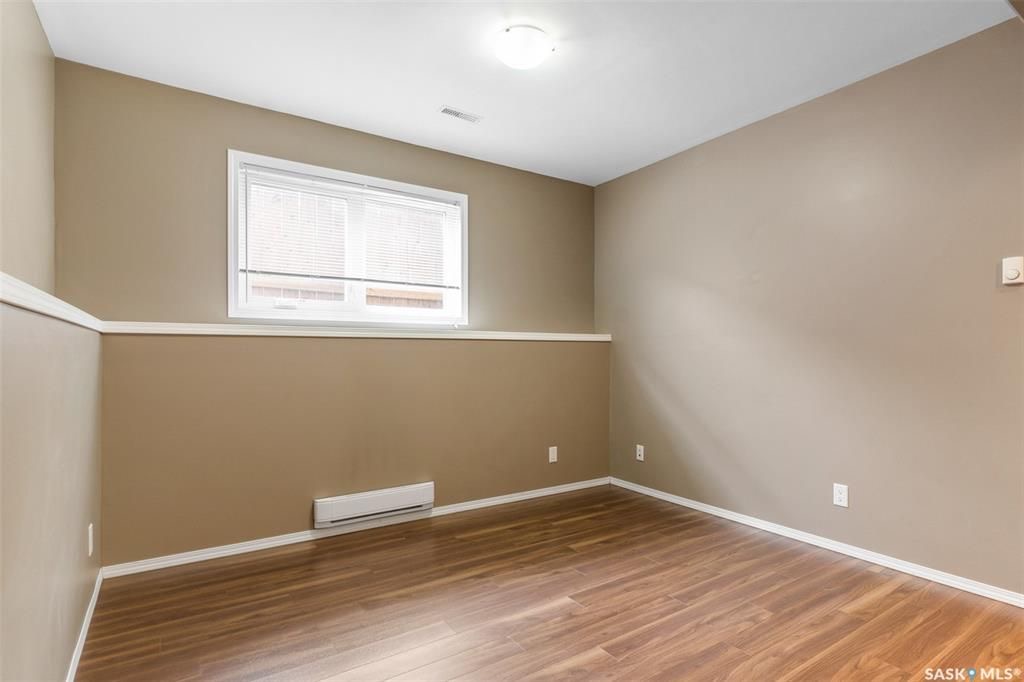 Stonebridge小区近1410尺错层独立屋出售，5房3卫，半地下室带合法出租2房1厅1厨1卫分电表，独立出入独立洗衣烘干，独立热水器。高档装修，连房加大尺寸双车库，双层露台。后院私密性好没有邻居相连。主层挑高顶，木地板，枫木橱柜，大厨房带独立角柜，主卧带独立洗手间和步入衣柜 - 22