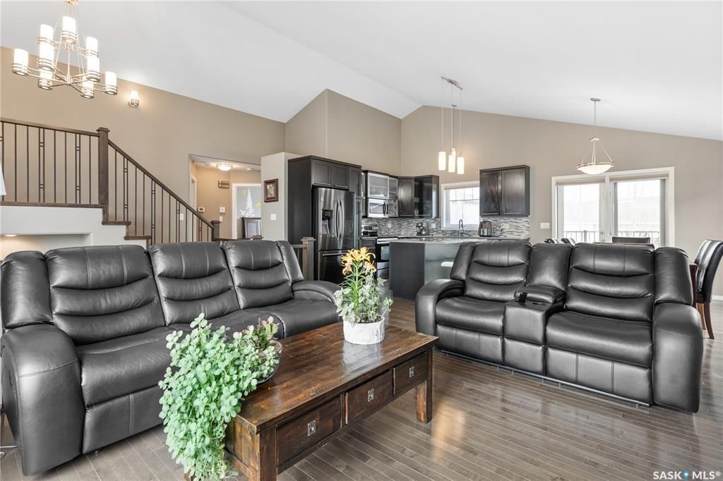 Willowgrove小区Royalty建商2009年建1324尺错层4室3卫独立屋出售。安静内街，步行近公园，学校，购物。高档装修配置：挑高层高，实木地板，厨房大理石台面升级橱柜搭配背景墙砖，不锈钢家电，新冰箱。超大主卧带步入式衣柜，豪华洗手间带按摩浴缸。半地下室大窗户专业装修 - 6