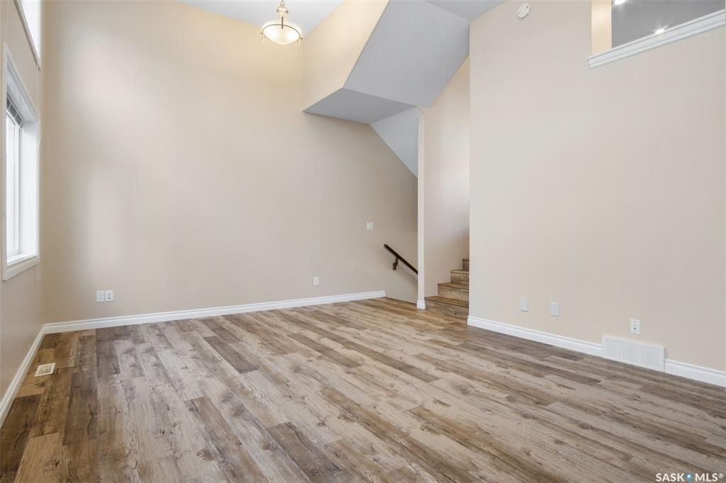 Stonebridge小区4房4卫翻新升级联排出售。近1500尺超大面积，步行至周围小学，公园，购物。大厅12尺挑高，全屋大部分全新换合成板地板，全屋全新刷漆，厨房枫木橱柜大理石台面，楼上3个大卧室，主卧带步入式衣柜和独立洗手间，半地下室完全装修好一房间/活动厅，大窗户外加洗手间 - 8