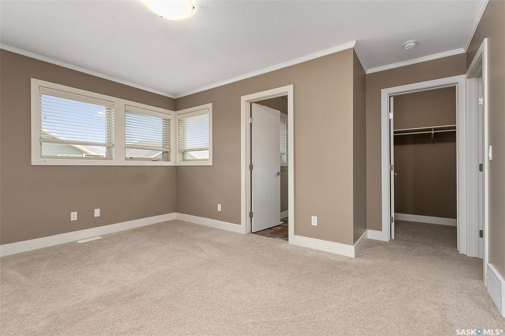 Willowgrove小区 1374尺 3房3卫联排出售，可步行至小学，公园，附近购物，高中。朝阳多窗户，安静边户，连房车库外加室外双车位，一楼挑高顶开放厨房餐厅客厅，厨房洗手间均为理石台面，抽油烟机外排。二楼3房间，主卧带独立洗手间。大露台。独立院子。安静封闭小区。 - 7