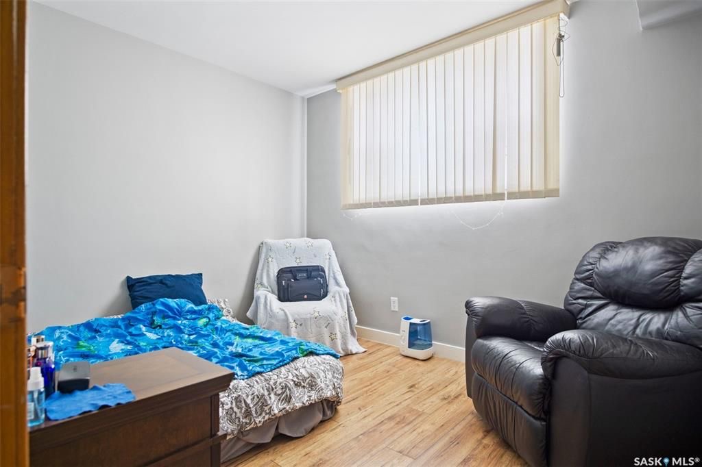 大学区近8街1312尺错层独立屋出售。本地人业主，5房3卫3厨房共3个出租套间区域。一楼3房一厅一卫套间（租金$1300/月），半地下室2个套间2个厨房 （租金$1200/月）。独立出入口。外带双车库。近期更新有：地板，橱柜，洗手间，水管，热水器，洗手台等洁具。适合投资或者自住楼 - 9