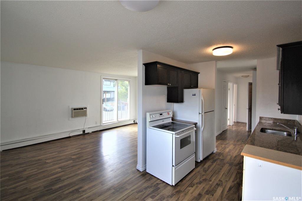 West College Park小区2室一厅公寓出售，2楼边户，带独立洗衣房，较新地板，橱柜，大理石台面，带一个地上插电车位。步行至小学，Evan Hardy高中，近公交站直达大学。挂牌价格 $109000。详情联系Royal LePage地产经纪Gary Gai 盖王睿 - 4