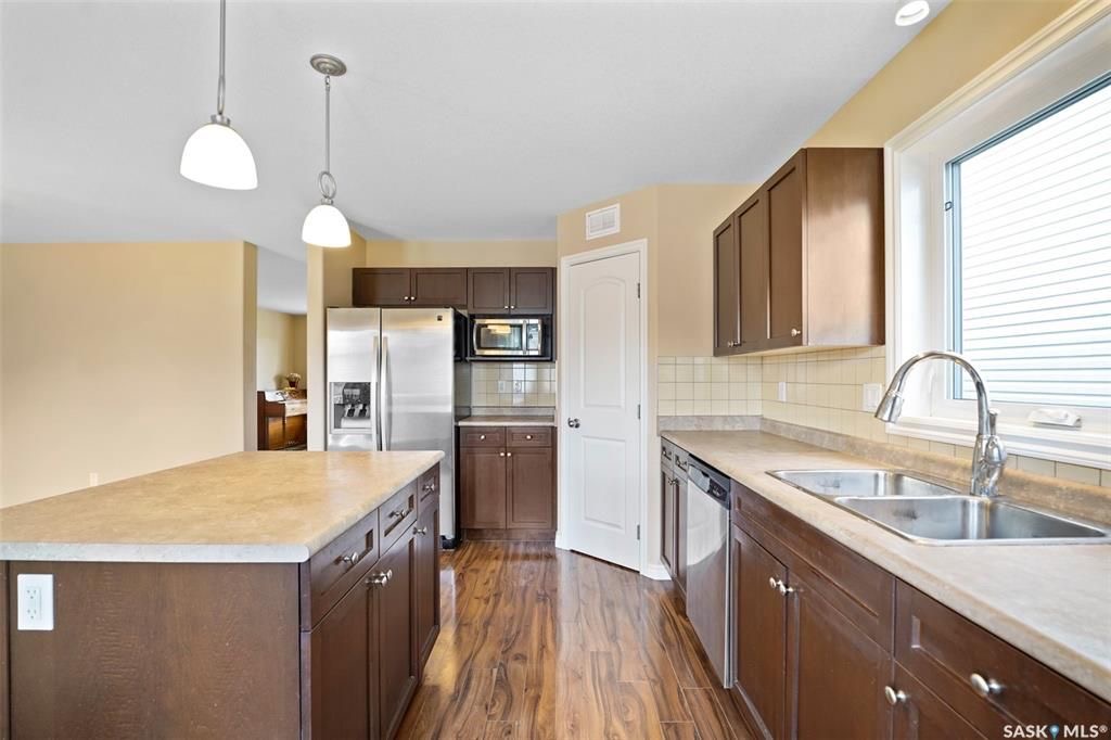 Stonebridge小区4房3卫独立屋出售。面对小学公园好景色。1464尺大空间开放式设计，枫木橱柜，不锈钢家电，收纳角柜，2 楼3个大卧室，主卧带独立洗手间。地下室完全装修有1房间1大活动厅。大后院带独立露台，双车库。另有中央空调，中央吸尘，加湿器，换风系统，垃圾粉碎机，前露 - 13