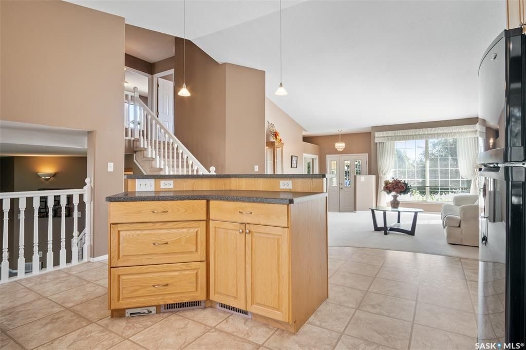 Erindale小区核心地段4房3卫1979尺独立屋出售。步行百米至两所小学Dr. John G. Egnatoff & Father Robinson), 两所高中 St Joseph & Centennial Collegiate, 购物及公园。房屋保养好，开放设计，采光通透 - 13