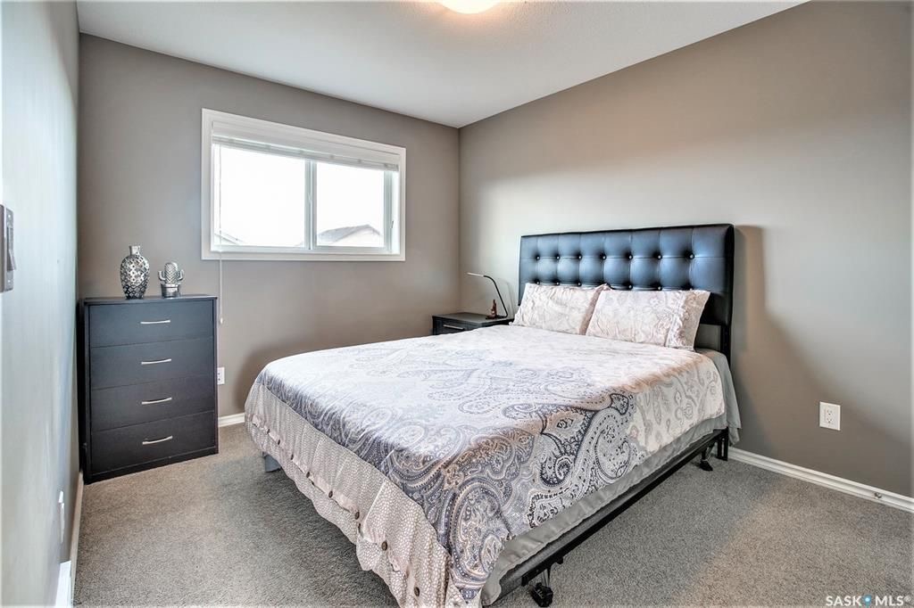 Willowgrove小区2012年建1320尺3房3卫联排别墅出售。房屋年代新，步行百米至两所小学和公园，近百年高中，近购物中心。一楼朝阳自然光充足，客厅宽敞明亮。9英尺挑高，高级复合板地板，全花岗岩台面，枫木橱柜，不锈钢厨房设备。二楼2个超大卧室均带独立洗手间和步入式衣柜。地 - 14