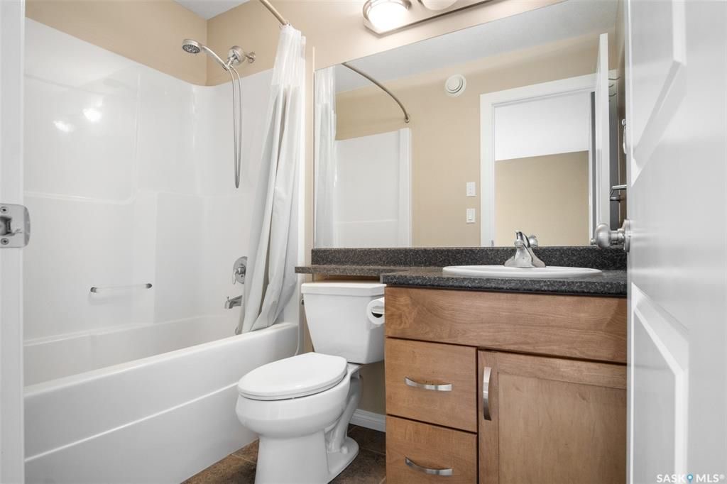 Willowgrove小区5房3卫错层独立屋出售，背靠农地美景，私密无遮挡视野。开放式设计，挑高尖顶，实木地板，枫木厨房带不锈钢家电和角柜，主卧带步入衣柜独立洗手间，半地下室多大窗户9尺层高，2房1超大活动厅外加豪华独立洗手间。双车库带保温，大后院大露台。房屋采光好，保养佳。挂牌 - 19