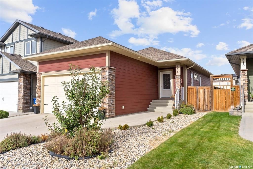 Stonebridge小区安静核心地段1144尺3房2卫平层独立屋出售。步行500米至两所小学，近公园，周边购物。2011年建一手房主保养如新。一楼调高层高，半开放设计，枫木橱柜，充足台面储物空间，2019年更换全新家电，三个大卧室主卧带独立洗手间双衣柜。私密后院有后巷，不紧靠邻 - 5