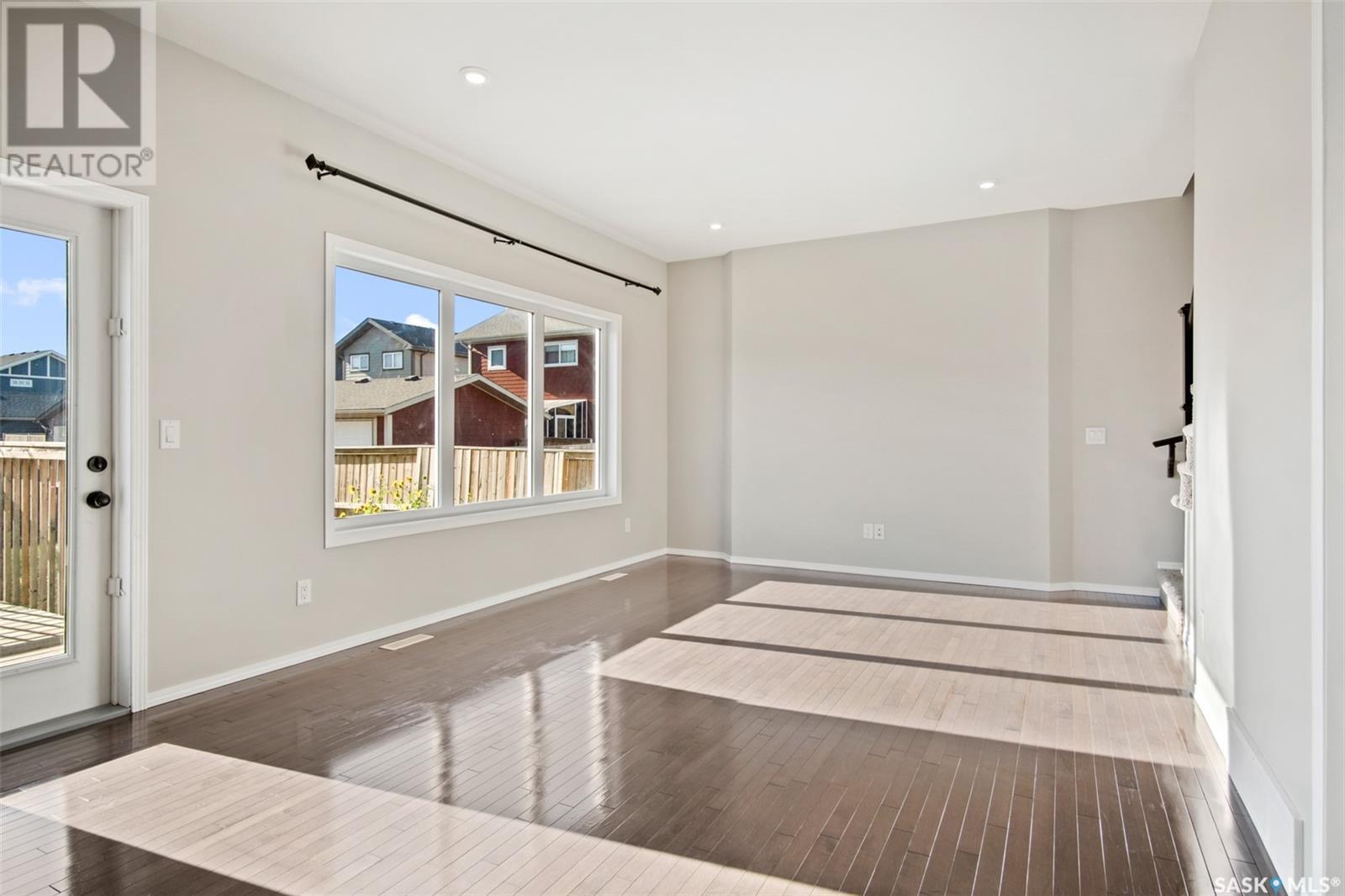 Rosewood小区2013年1722尺3房3卫双层独立屋出售。步行至公园，学校，近商业区，交通便利。一楼开放设计，客厅餐厅宽敞明亮。厨房空间大，大尺寸橱柜、大面积台面以及充足的储物空间。二楼三个大尺寸房间，和一个明亮宽阔多功能厅。主卧内有卫生间以及步入式大衣橱。地下室未装修，连 - 5