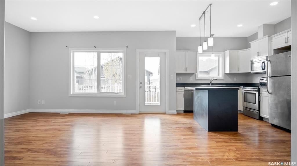 Evergreen小区2014年建3房3卫1书房大尺寸1804尺联排出售。带独立院子及连体车库。房屋特点：一楼书房，9次层高，新合成板地板，枫木厨房带不锈钢家电，客厅大窗好采光，二楼3个大卧室，主卧带步入式衣柜外加独立洗手间浴缸双洗手台。地下室未装修，高层高，带大窗户。房屋全新刷 - 7