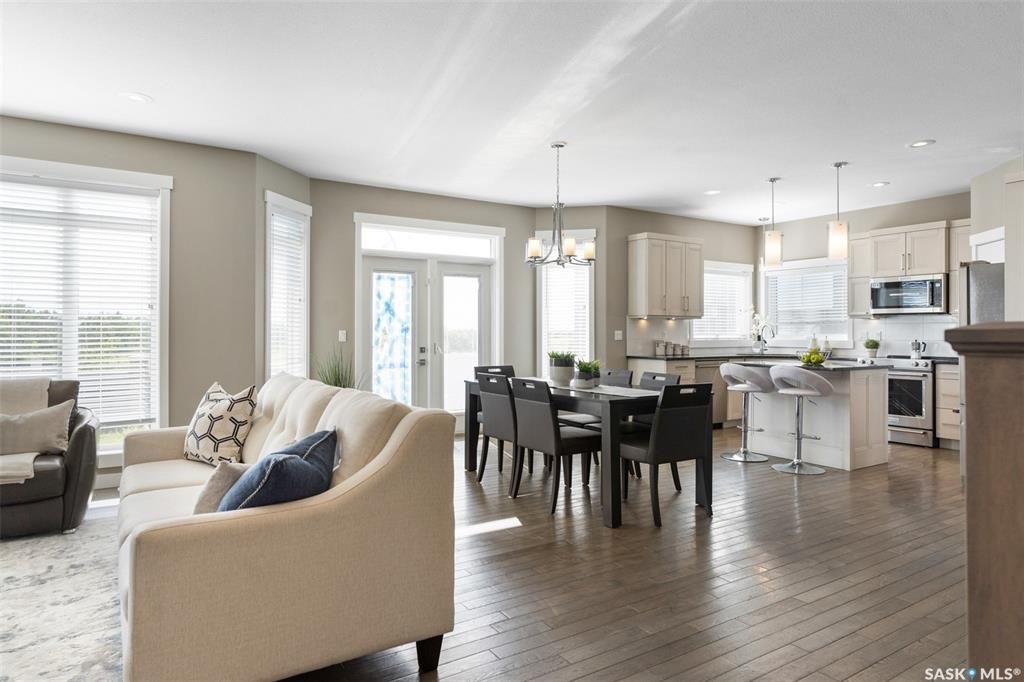 Evergreen2167尺独立屋出售，高档装修，大地块私密大院子（背后不靠邻居）。一楼带独立书房，9尺层高，实木地板，吸顶音响，厨房大理石台面，升级橱柜，高档不锈钢家电。客厅带壁炉造型墙。二楼3个大卧室带一个超大多功能厅，主卧洗手间干湿分离，地暖加热。双车库带保温。另有宽大前露 - 13