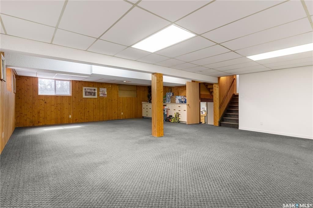 College Park小区近学校近八街安静好地段2274尺独立屋出售。4 房4卫3厅，错层结构。房屋宽敞明亮，实木/软木地板，更新升级厨房台面橱柜，朝南阳光房/正餐厅。二楼房间尺寸大全木地板；主卧带独立洗手间。地下室有超大活动空间，水吧台，洗手间，另有独立工作室。所有大件设备均 - 20