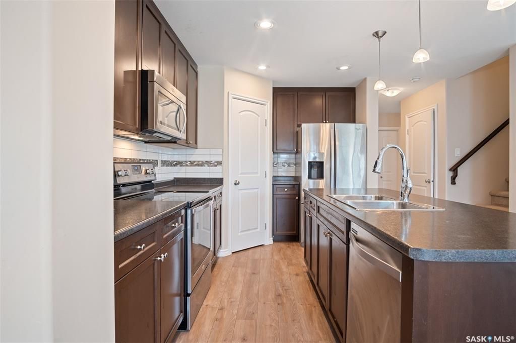 Stonebridge小区2014年3房3卫双层独立屋出售。位置处于小区核心极为便利，步行距离有两所小学，近超市，近公园。一楼客厅宽敞明亮，厨房大尺寸中岛，以及非常充足的储物空间。二楼三个大尺寸房间，两个洗手间。主卧内有洗手间以及大衣橱。地下室未装修，连房双车库，已做好保温层。后 - 6