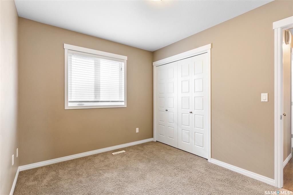 Stonebridge小区近1410尺错层独立屋出售，5房3卫，半地下室带合法出租2房1厅1厨1卫分电表，独立出入独立洗衣烘干，独立热水器。高档装修，连房加大尺寸双车库，双层露台。后院私密性好没有邻居相连。主层挑高顶，木地板，枫木橱柜，大厨房带独立角柜，主卧带独立洗手间和步入衣柜 - 15