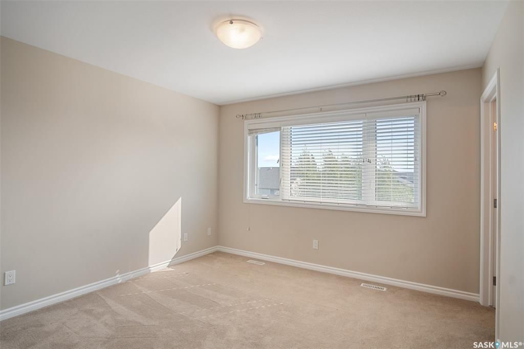 Stonebridge小区2014年3房3卫双层独立屋出售。位置处于小区核心极为便利，步行距离有两所小学，近超市，近公园。一楼客厅宽敞明亮，厨房大尺寸中岛，以及非常充足的储物空间。二楼三个大尺寸房间，两个洗手间。主卧内有洗手间以及大衣橱。地下室未装修，连房双车库，已做好保温层。后 - 8