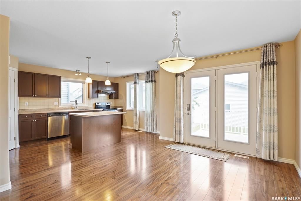 Stonebridge小区4房3卫独立屋出售。面对小学公园好景色。1464尺大空间开放式设计，枫木橱柜，不锈钢家电，收纳角柜，2 楼3个大卧室，主卧带独立洗手间。地下室完全装修有1房间1大活动厅。大后院带独立露台，双车库。另有中央空调，中央吸尘，加湿器，换风系统，垃圾粉碎机，前露 - 9