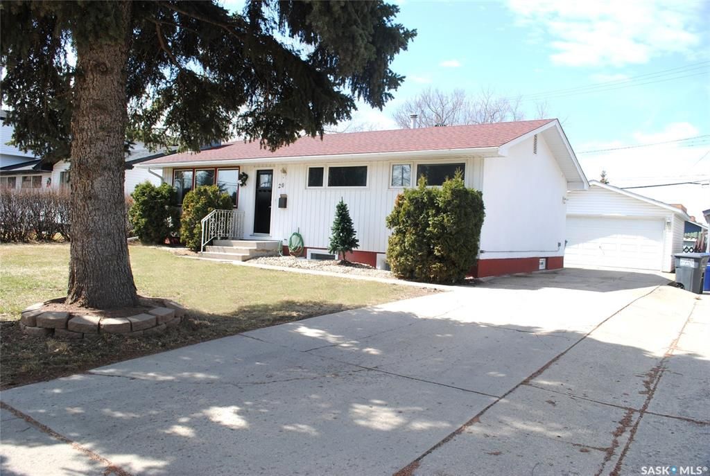 核心路段5房2卫大地双车库独立屋出售。步行百米至8街Greystone小学公园，8街Superstore购物。房屋近期升级有：PVC 窗户，合成木地板，橱柜，洗手间，热水器，屋顶瓦片。 地下室有独立出入，大窗户2房1厅1卫。水吧台带mini炉灶。可自住或投资出租。挂牌价格：$35 - 5