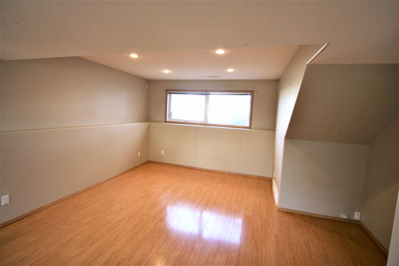 Silverspring 小区2002年1350尺错层独立屋整体出租，4房3卫（其中3房地面上，1房半地下）连房子双车库，不带家具，一年以上租约，$1750/月+水电气自付。 - 7