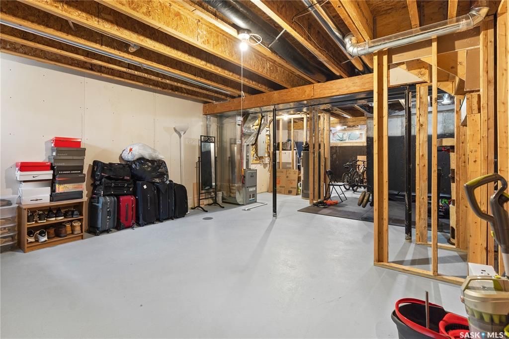 Evergreen小区核心路段2014年建1314尺3房3卫联排别墅出售。房屋状况如新，可步行至小学和公园，近高中近购物。一楼客厅宽敞明亮，9英尺层高，高级复合板地板，全花岗岩台面，枫木橱柜带阻泥，厨房不锈钢家电齐全。二楼3个大卧室，洗衣房，超大主卧带完整洗手间和步入式衣柜。地下 - 18