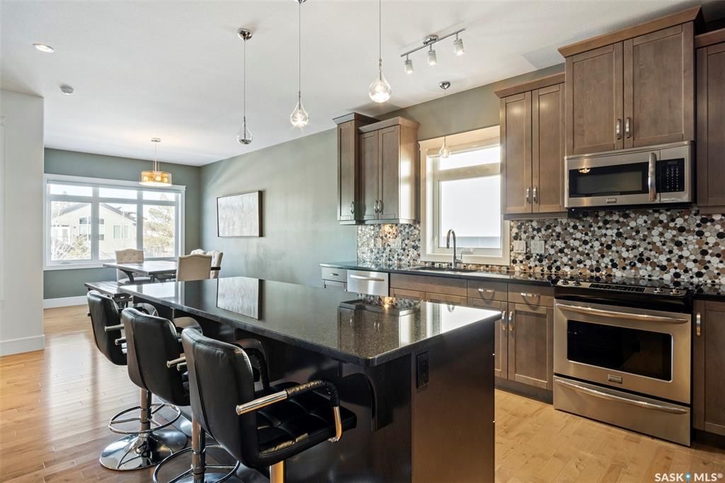 Evergreen小区背靠公园绿地安静私密1748尺大平层出售。5房3卫，高档装修。9尺层高，实木地板，天然气壁炉，大理石厨房台面。主卧洗手间干湿分离。超大空间地下室完全装修有两房一厅一卫。后院私密好风景。近小学，高中，公园，购物。挂牌价格 $769900。详情联系地产经纪Gar - 6