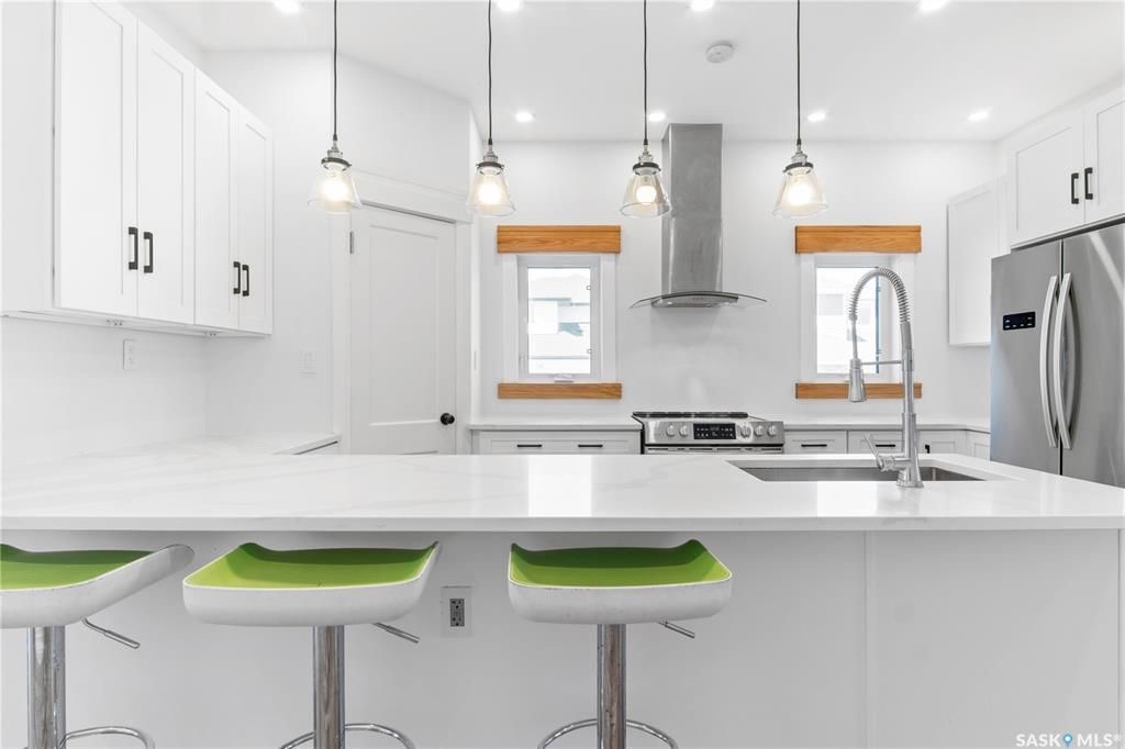 Aspen Ridge小区超大尺寸2016尺两层独立屋出售。好采光，保养如新，高档装修：9尺层高，实木地板，大理石台面，壁炉，不锈钢家电。主层有额外书房，二楼4个大卧室，地下室保温完成。带露台和独立双车库。挂牌价格：$499000。 有意请联系地产经纪Gary Gai 30634 - 10