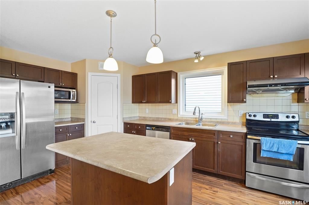 Stonebridge小区4房3卫独立屋出售。面对小学公园好景色。1464尺大空间开放式设计，枫木橱柜，不锈钢家电，收纳角柜，2 楼3个大卧室，主卧带独立洗手间。地下室完全装修有1房间1大活动厅。大后院带独立露台，双车库。另有中央空调，中央吸尘，加湿器，换风系统，垃圾粉碎机，前露 - 12