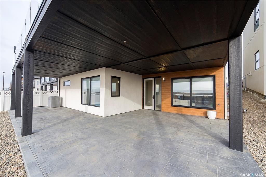 Aspen Ridge小区3600尺地下室步出式独立屋出售！超过5000尺居住面积，绝佳位置背靠自然保护野地，绝佳无遮挡小湖景视野。4房6卫双厨房（中式+西式+嵌入式德国米勒顶级家电), 室内室外独一无二顶级配置装修，全屋水泥地面高科技地热系统，全屋智能系统，7个天窗，白橡木加大 - 8