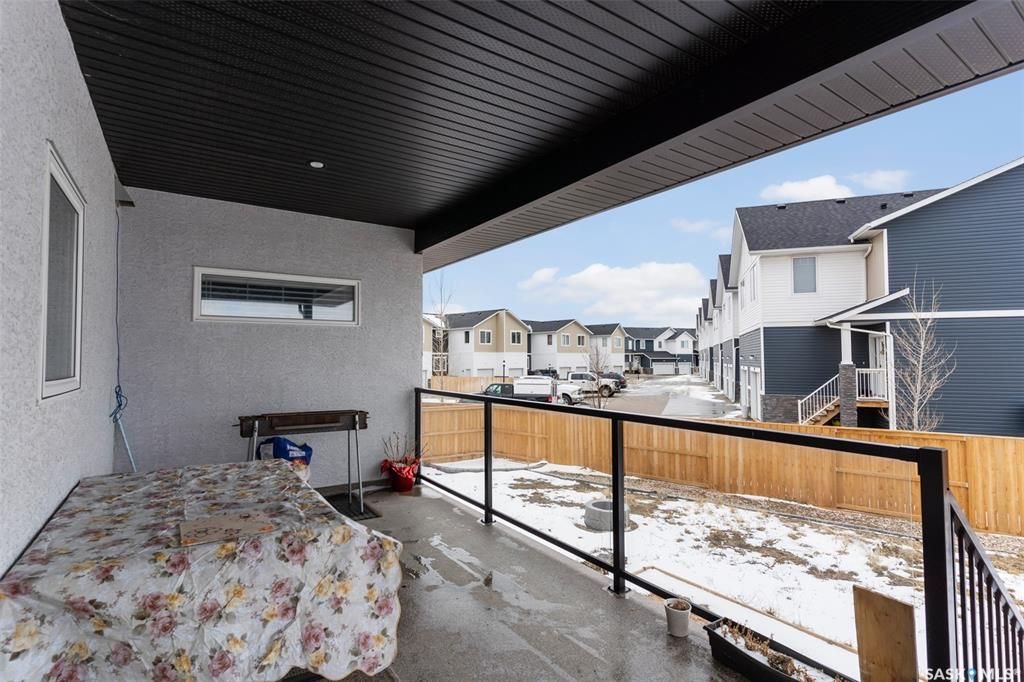 Evergreen小区近1500尺Jaylin Homes建商错层独立屋出售，5房3卫2书房，半地下室带合法出租2房1厅1厨1卫分电表，独立出入独立洗衣烘干，另有1房1厅1书房空间用于主层住户使用，高档装修，连房加大尺寸双车库，超大扇形地块，免维护带棚露台，三层窗户。主层9尺高天 - 23