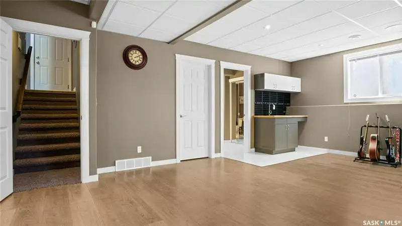 Willowgrove小区1676尺5房3卫错层独立屋出售，绝佳路段背靠农地美景，私密无遮挡视野，可赏极光。开放式设计，挑高尖顶，额外采光天窗，实木地板，大理石台面，主卧带步入衣柜独立洗手间带按摩浴缸，半地下室大窗户9尺层高，2房1超大活动厅。双车库带保温，大后院双层大露台。房屋 - 22