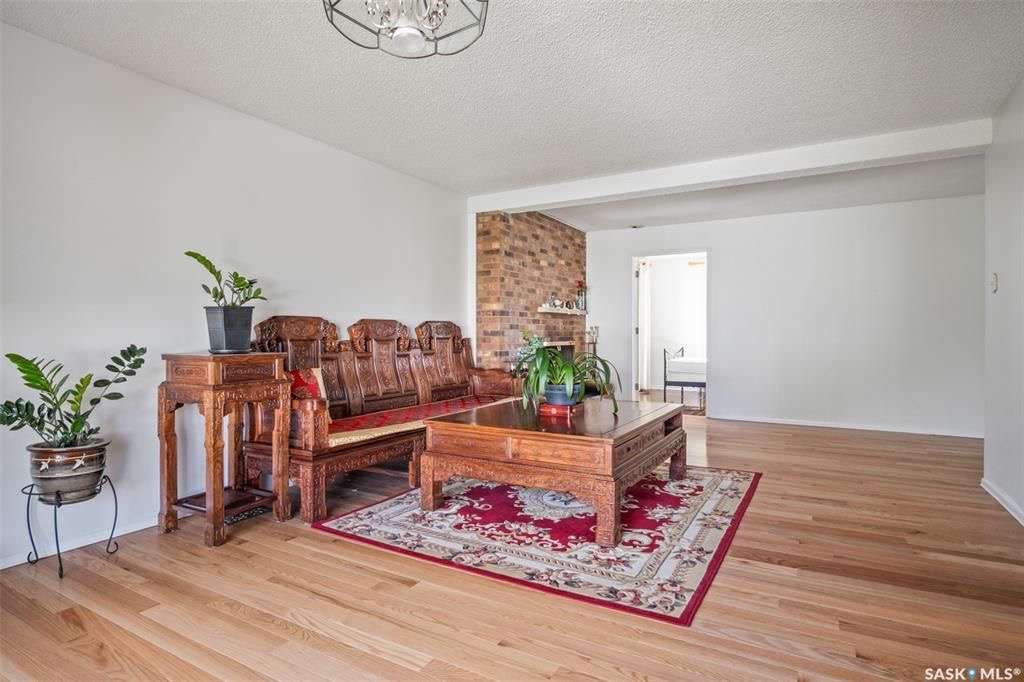 GREYSTONE HEIGHTS小区最佳位置大地块，步行至小学，公园，8街购物，近大学。1556尺3房3卫2书房独立屋出售，房子总占地7569尺。背靠小学公园，出行便利，生活设施齐全。一楼全实木地板，宽敞大客厅，厨房有充足的储物空间。大尺寸卧室，主卧带独立洗手间。地下室全部装修 - 6