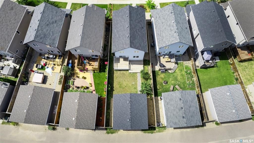 Stonebridge小区4房3卫独立屋出售。面对小学公园好景色。1464尺大空间开放式设计，枫木橱柜，不锈钢家电，收纳角柜，2 楼3个大卧室，主卧带独立洗手间。地下室完全装修有1房间1大活动厅。大后院带独立露台，双车库。另有中央空调，中央吸尘，加湿器，换风系统，垃圾粉碎机，前露 - 24