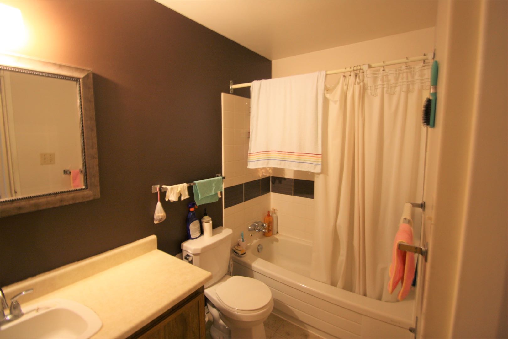 8街方便地段 干净整洁3房1卫1车位公寓出租。自带独立洗衣烘干机，大阳台带储物间，2楼。带家具 包水和暖气。$1300/月 一年起租约（不接受短租）不抽烟不养宠物。 - 9