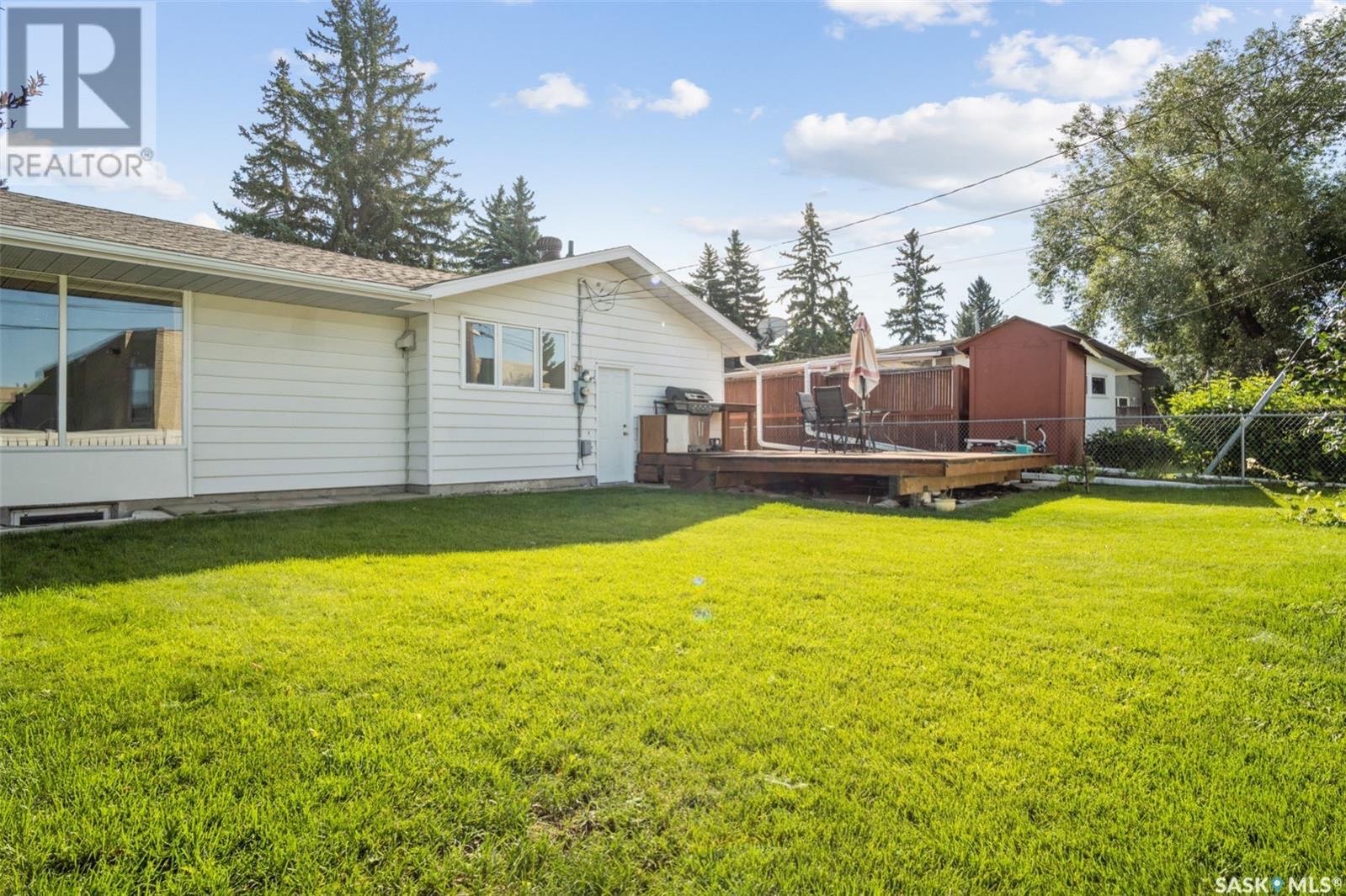 GREYSTONE HEIGHTS小区最佳位置大地块，步行至小学，公园，8街购物，近大学。1556尺3房3卫2书房独立屋出售，房子总占地7569尺。背靠小学公园，出行便利，生活设施齐全。一楼全实木地板，宽敞大客厅，厨房有充足的储物空间。大尺寸卧室，主卧带独立洗手间。地下室全部装修 - 9