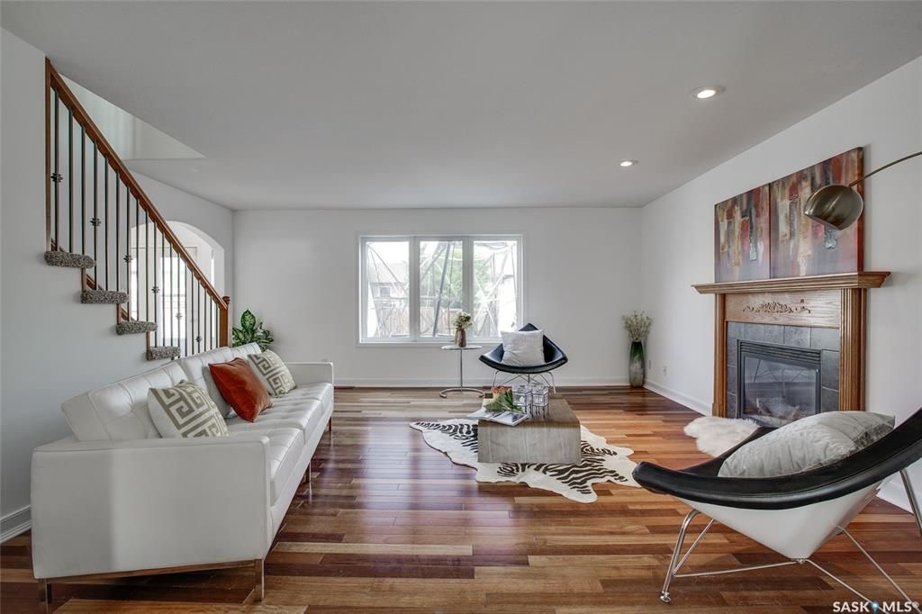 Willowgrove小区1891尺2007年建4房4卫外加多功能厅独立屋出售，位置便利步行至两所willowgrove小学，百年高中，购物公园。全新刷漆，新换部分地毯，热水器。实木地板，大理石台面。二楼有3房2卫外加多功能厅，地下室装修有一房一厅一卫。大院子连房子双车库。 - 4