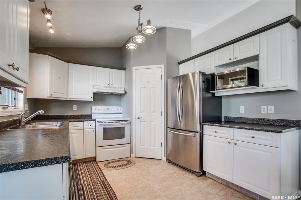 Erindale小区5房4卫另带1书房独立屋出售。步行至John Avant小湖公园，近Father Robinson和Dr John G Egnatoff小学。保养极佳，近年来大量升级更新：不锈钢家电、锅炉，热水器等。挑高顶设计。一层大书房可做第六个房间。地下室装修有2个卧室 - 5