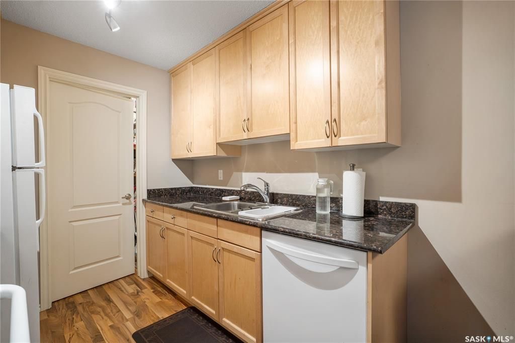 Wildwood小区核心路段3房2卫边户公寓出售，步行至8街购物，小学，公园，游泳馆，室内网球，图书馆。带大露台及储物间，双车位，枫木厨房大理石台面，明亮客厅带电子壁炉，主卧带独立洗手间。独立洗衣机烘干机（2022新换）。社区有健身房，壁球，桌球设施。可自住或投资。挂牌价格：$1 - 12