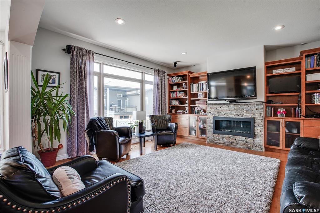 Rosewood小区步行700米至两所小学，2011 年超大空间3150尺独立屋。7房（2楼4房，1楼1房，地下室2房）4卫。里外均为高档装修：越层挑高顶，实木地板，大理石台面，天然气炉灶，高档卫浴，大尺寸厨房客厅餐厅，大窗户多采光。地下定制吧台，大活动空间，外加额外两房一卫。挂 - 5